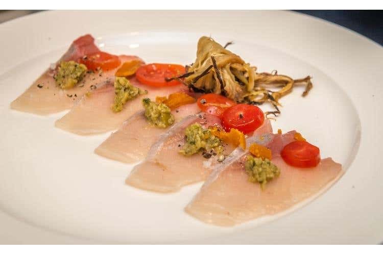 Carpaccio di ricciola con crema e polvere di kabozu e involtini primavera con verdure, baccalà e puntarelle con crema di yuzu (Wicky Priyan)